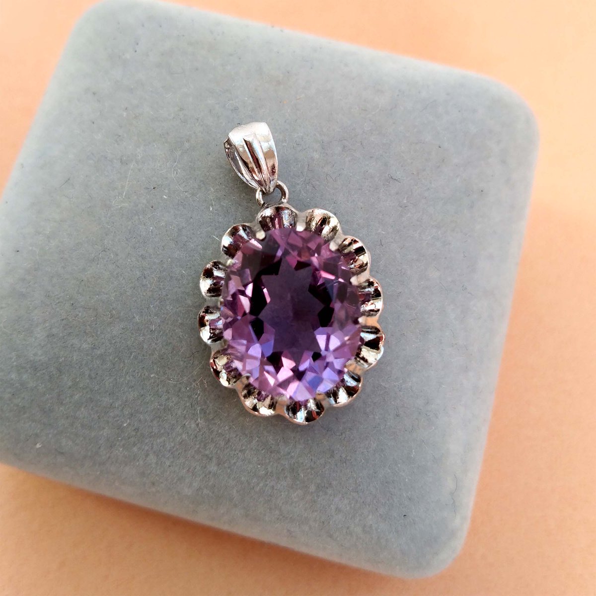 sochicfinds.com/products/13-1c…
Sterling Silver Oval Amethyst Pendant, Gemstone Jewelry #SterlingSilverPendant #AmethystPendant, #GemstonePendant #VintageJewelry