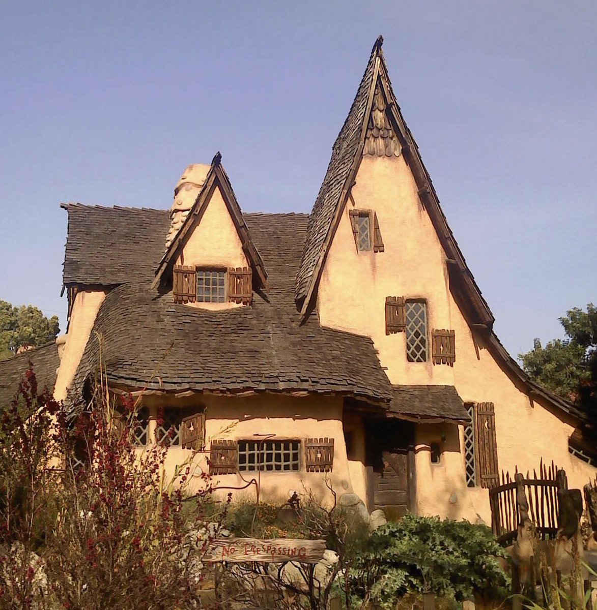 The Willat-Spadena 'witch house', Beverly Hills. Designed in 1921 by Harry Oliver as a film studio's offices; reconstructed at 516 Walden Drive a decade later. The moat leaked and was planted over.