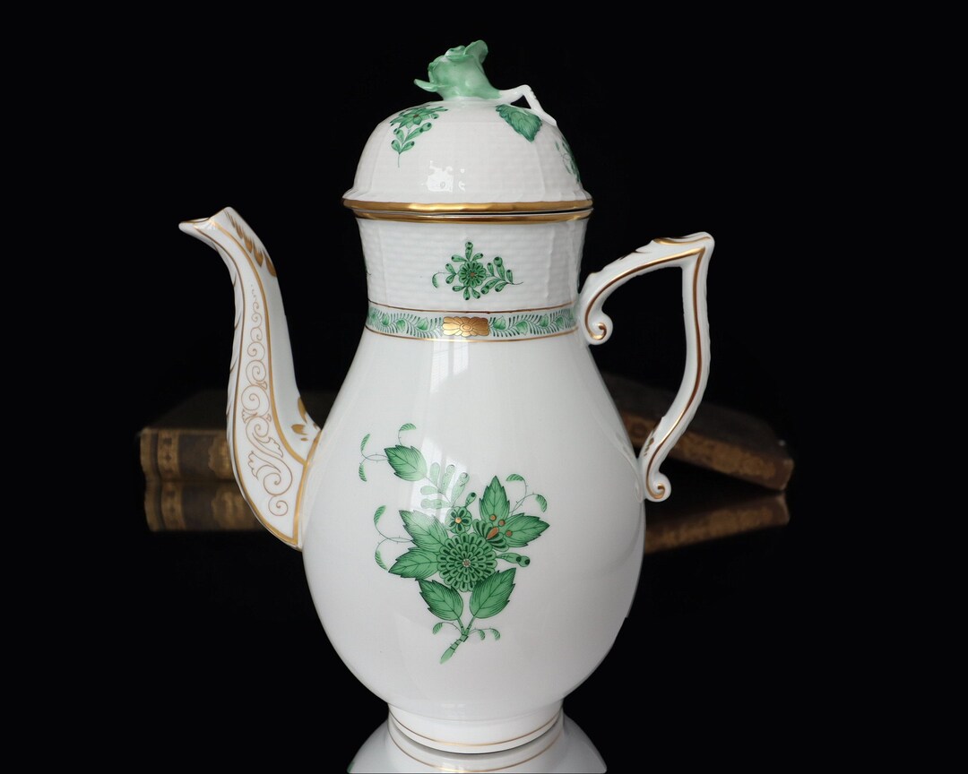 Large HEREND Coffee Pot - Apponyi Green, Rose Knob - HANDPAINTED Porcelain by ArmoireAncienne dlvr.it/T66857 #vintagebarware #luxuryhome #vintagegifts