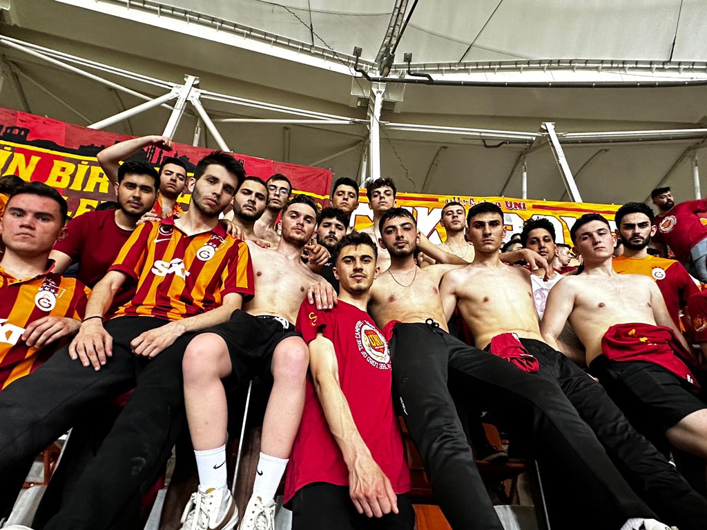 Mesafeler önemsizdi.. Burası 90 dakika boyunca bütün dertlerin unutulduğu,üzüntünün derdin bağıra çağıra boşaltıldığı bir terapiydi aslında.