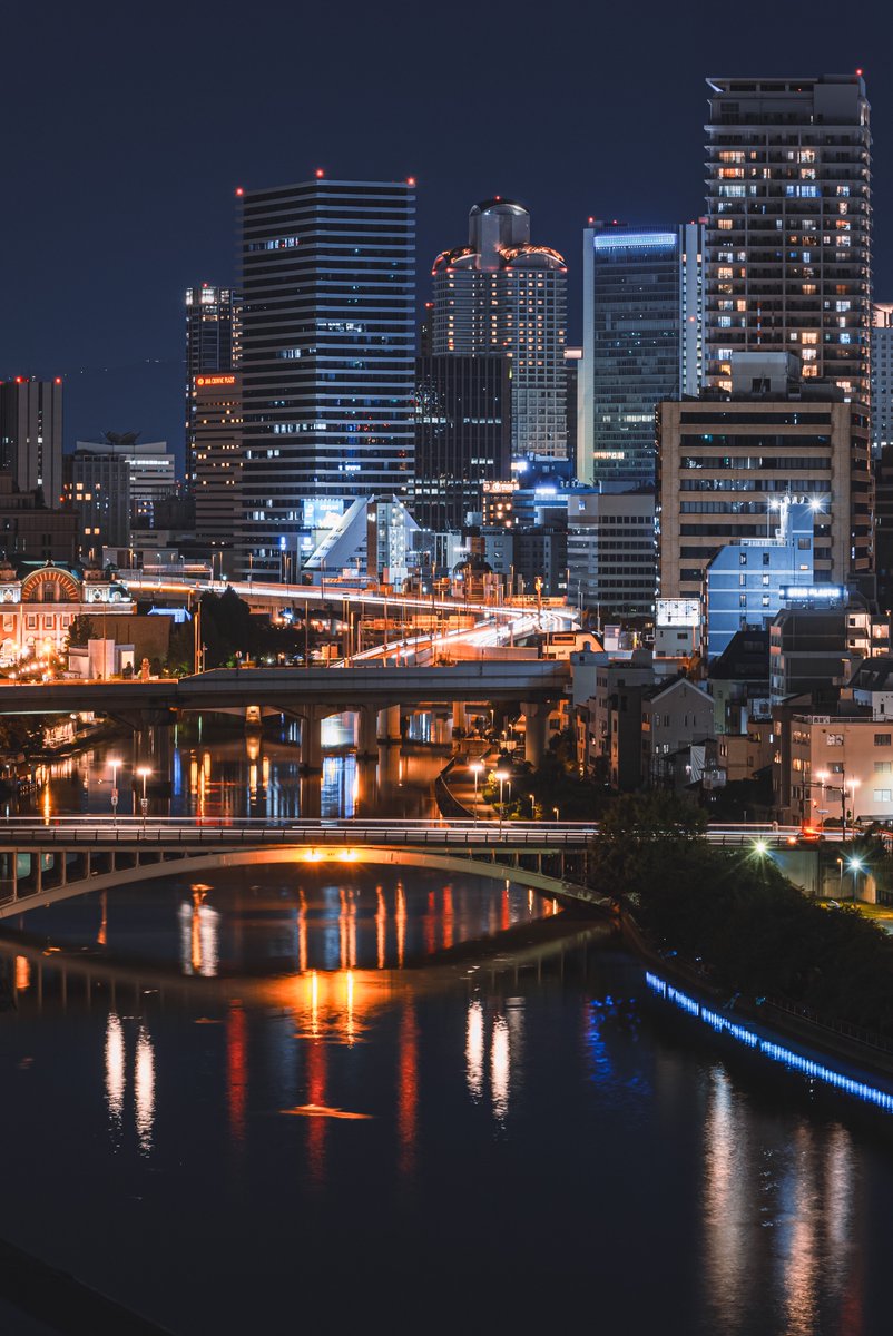 大阪が水都と呼ばれる理由がわかる夜景をご覧ください