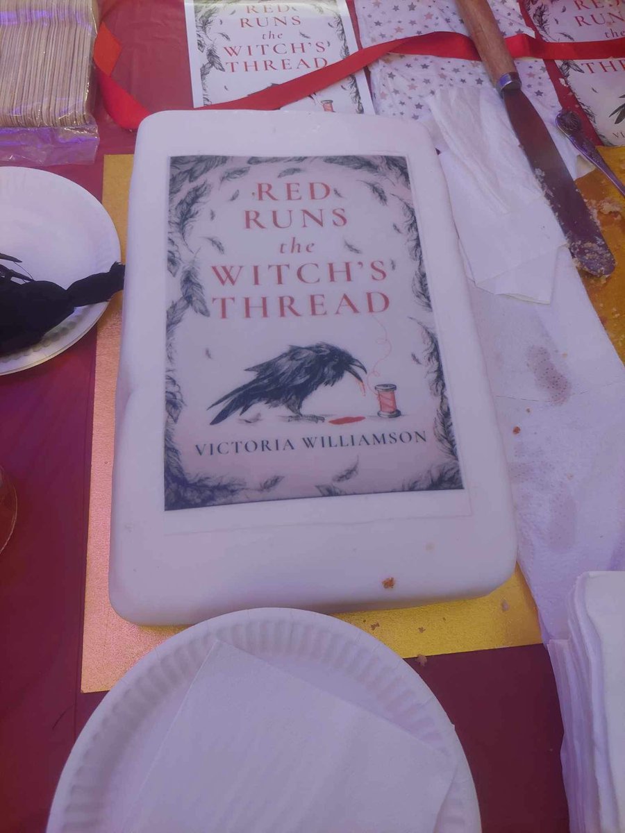 After street stall we headed to Paisley Food and Drink Festival, then onto @BookPaisley to hear Victoria Williamson reading from “Red Runs the Witch’s Thread.” Guest appearance from Clarke Wallace of @paisleythread who was equally informative and entertaining! Great day! 🥰