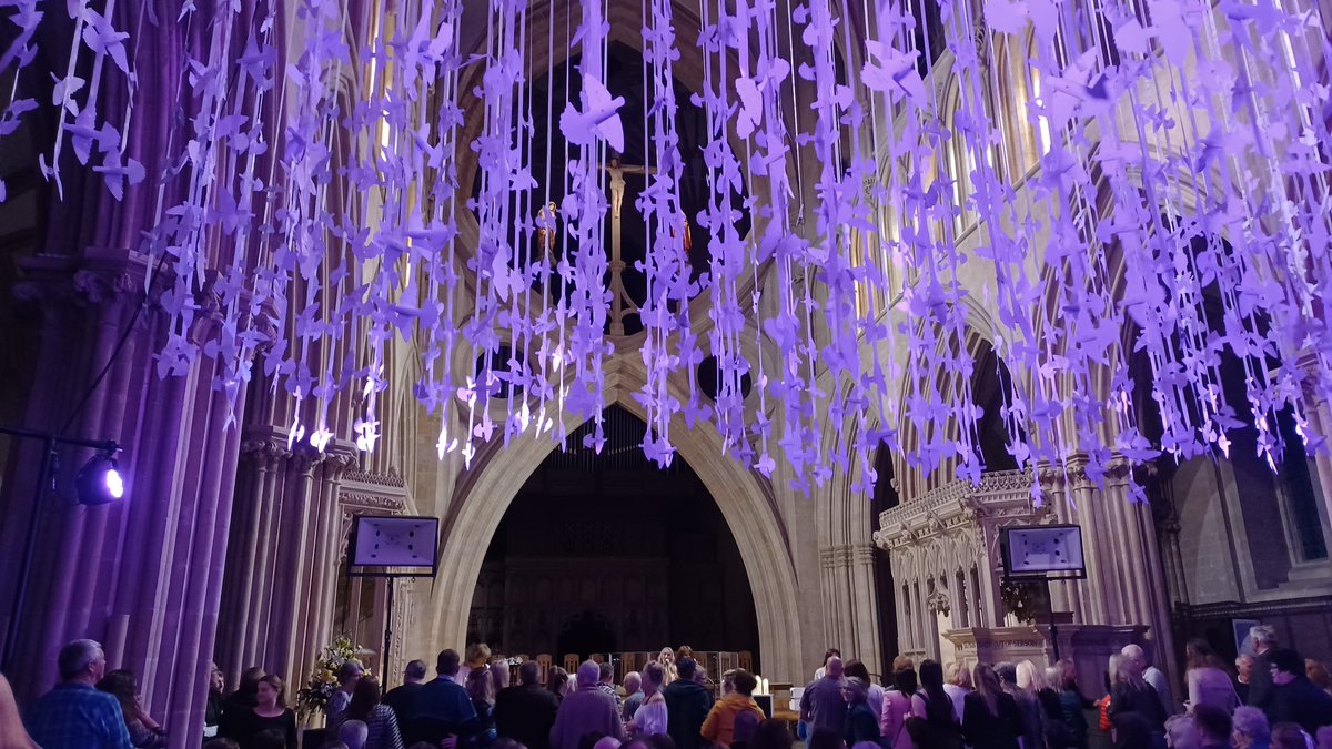 Peter Walker's Doves installation with messages of peace at @WellsCathedral1 alongside @AbbaReunion concert by candlelight.