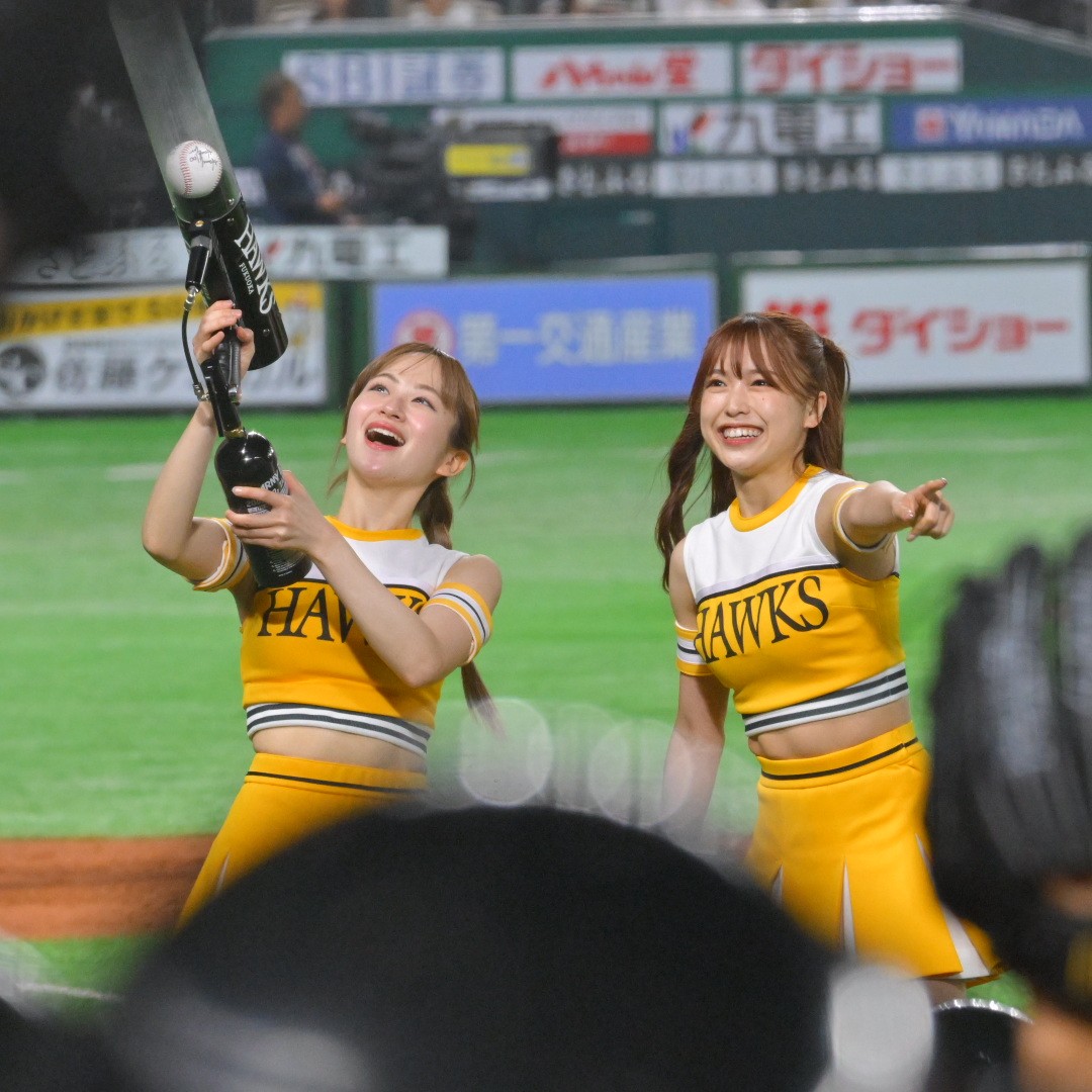 そして新人のYU-NAちゃんにアドバイスするSHOKOちゃん☺️
【ハニーズ SHOKO YU-NA 2024.4.27】
 #sbhawks  #hawksHoneys  #HoneysSHOKO  #HoneysYUNA