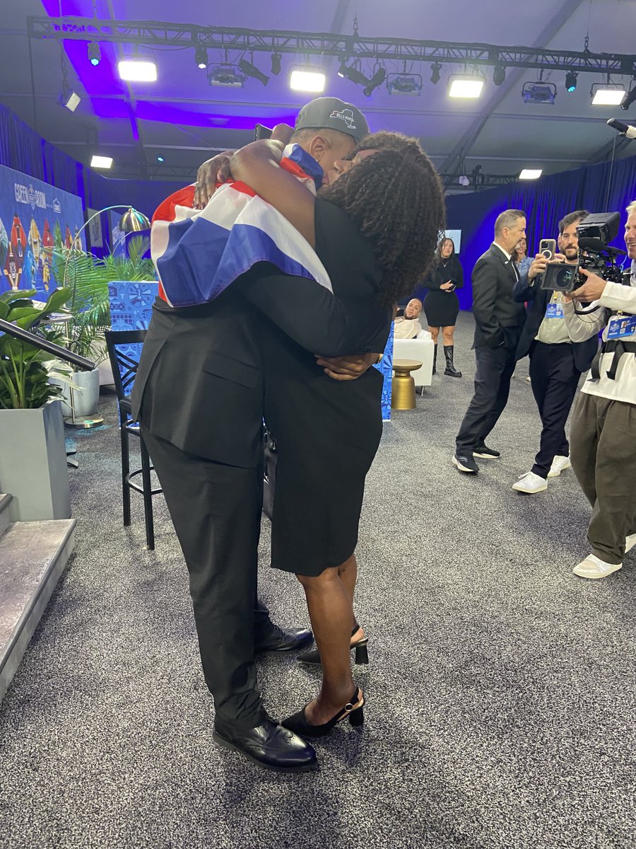What a moment for a member of the NFL’s International Player Pathway Program, Travis Clayton, who was selected by the ⁦@BuffaloBills⁩. Clayton, 6–7, 300 pounds, ran a 4.81 40. Other members of the program were also waiting for him in the prospects’ green room.
