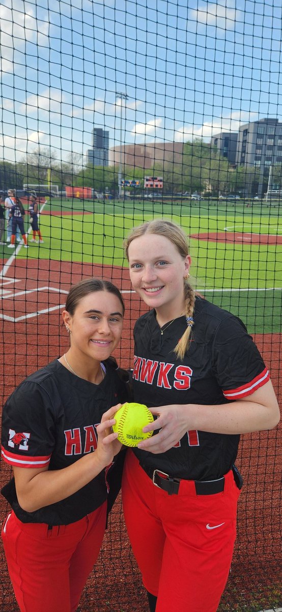 Hawks Pick up the W at Whitney Young this afternoon. @peytonsoph11 with her 1st EVER 💣 and Charlotte Baumanns first 💣 of the season lead the bats and Hannah Hoffman was GREAT in the circle. SOLID D ALL AROUND!