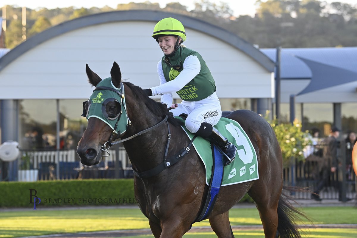 Moruya based apprentice Jade McKenzie from @thorotek scored her first provincial win at her first ride @kemblaraces yesterday aboard veteran galloper NAPOLEAN SOLO! Congratulations to all involved in a stellar couple of days for the young hoop!

@racing_nsw @picnic_racing