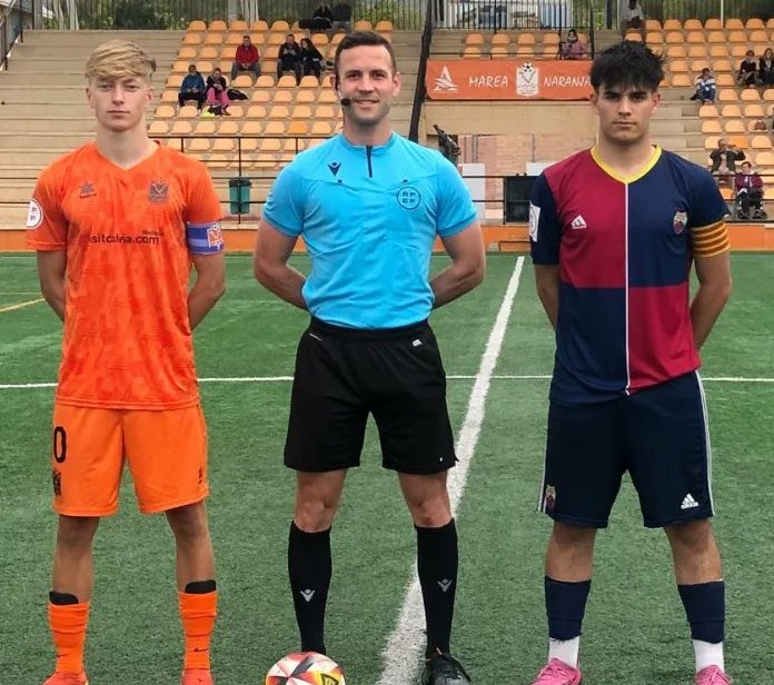 En División Honor @futboljuvenil_ el @cemercantil ha empatado en el Municipal de Magaluf ante el @playasdcalvia (1-1) MIGUEL EXPÓSITO ha jugado 75 minutos con el equipo catalán #DHJ3 #OFSports