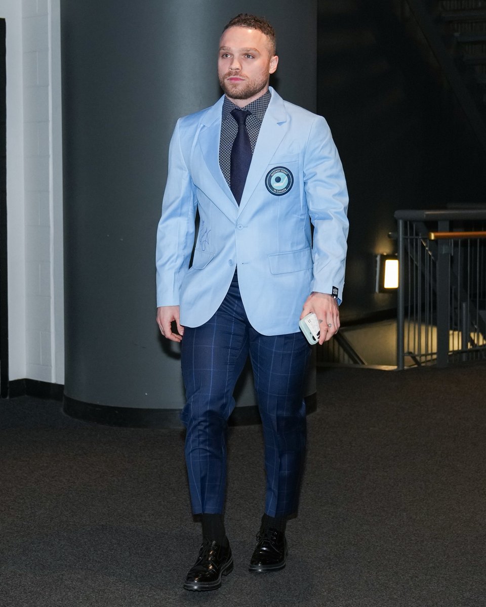 Sheesh, @maxdomi is looking clean in the vintage Hockey Night in Canada jacket ahead of Game 4! 👀 #StanleyCup 🇺🇸: @NHL_On_TNT (TBS, truTV) & @SportsonMax ➡️ spr.ly/6014uTM5u 🇨🇦: @Sportsnet or stream on Sportsnet+ ➡️ spr.ly/6185uryQV