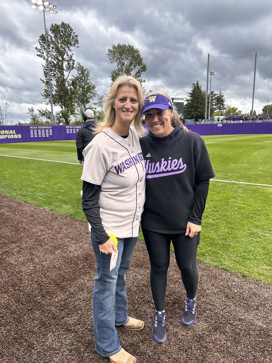 Today’s @UWSoftball HUSKY LEGEND, Tami Mahler! #GoDawgs