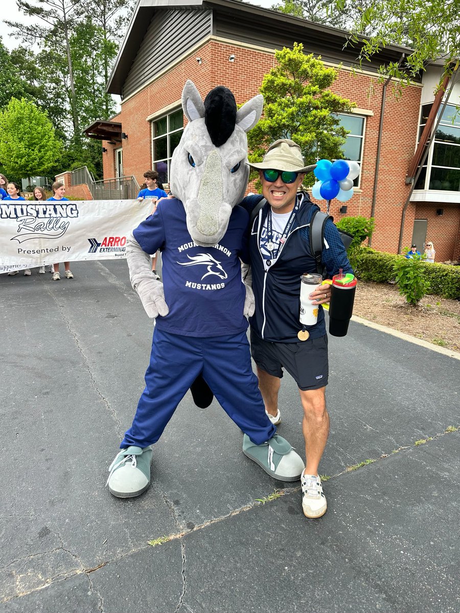 TheMVDesignLab's tweet image. What a win for our G8 Ss!
Big ups to @chrisandres003 + @welch79 + Todd Wass + Ashley Tabor + @MHudsonMV + @knowKMD for learning alongside our Impact Design Lab students as they pulled off a #MustangRally24 field games with all kinds of mixed-grade connection.