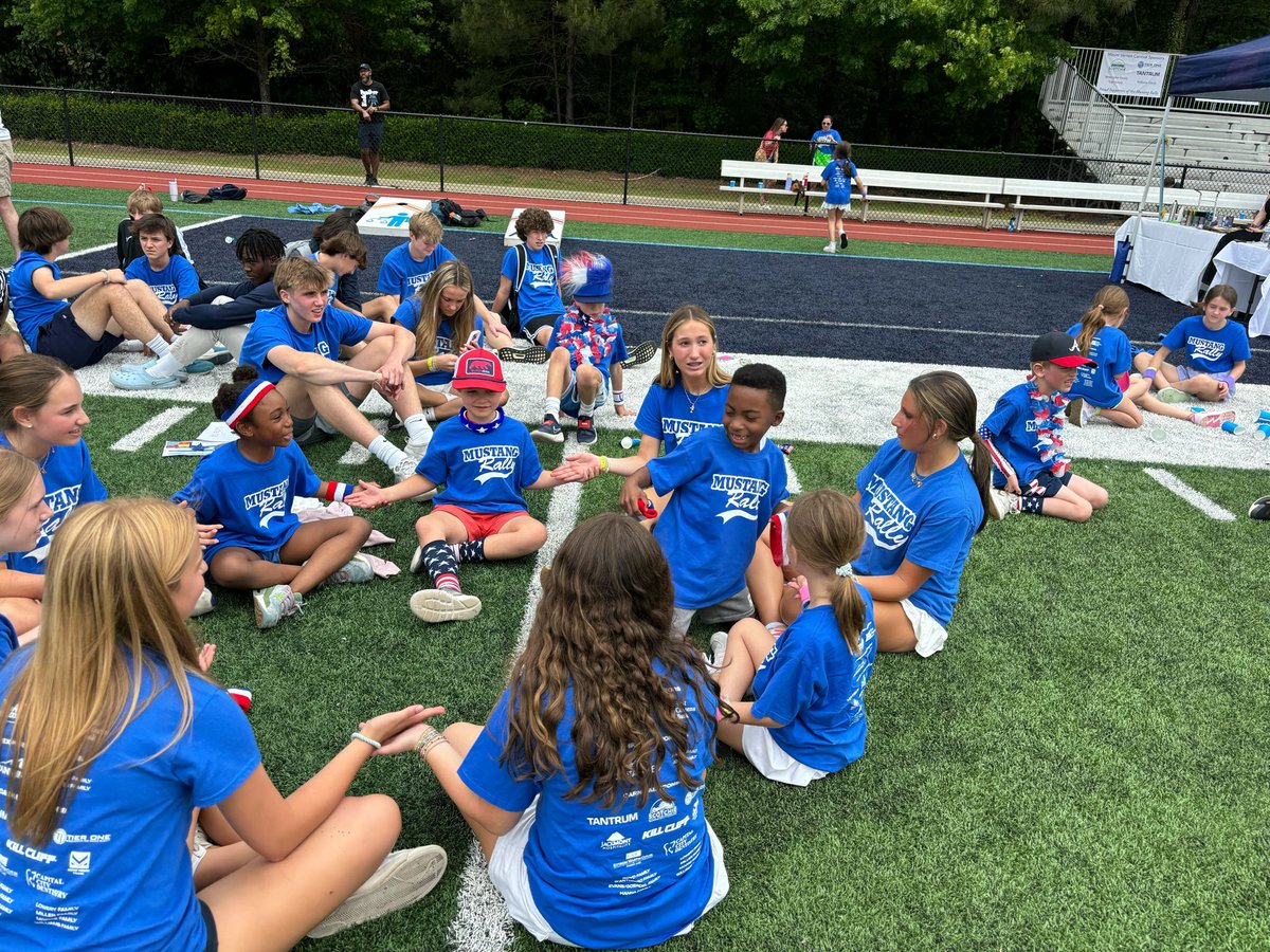 TheMVDesignLab's tweet image. What a win for our G8 Ss!
Big ups to @chrisandres003 + @welch79 + Todd Wass + Ashley Tabor + @MHudsonMV + @knowKMD for learning alongside our Impact Design Lab students as they pulled off a #MustangRally24 field games with all kinds of mixed-grade connection.