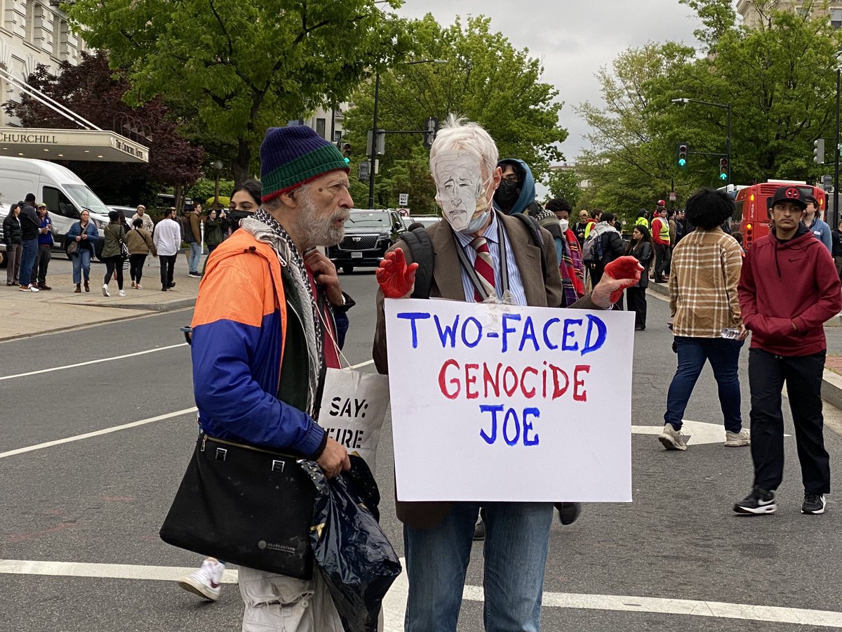 The scene outside the #WhiteHouseCorrespondentsDinner #WHCD Many attendees had a very bad time trying to get in, with protesters lining the street and asking them why they’re complicit in the US media’s genocide-washing. Feel free to use these photos & credit us.