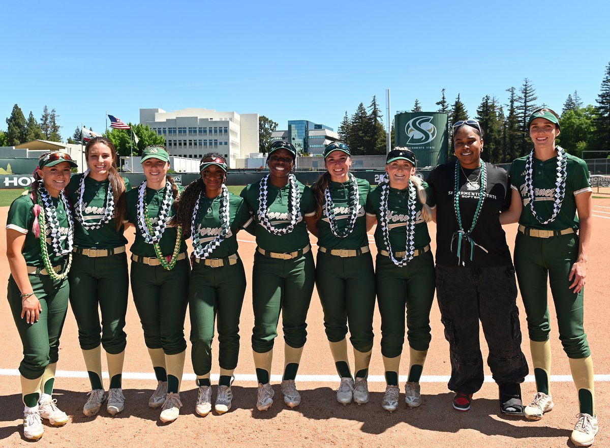 We ❤️ our seniors! #StingersUp