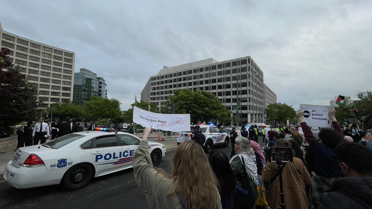 People demanding ceasefire protest the White House correspondents dinner in Washington DC.

#protest #media #thewhitehouse