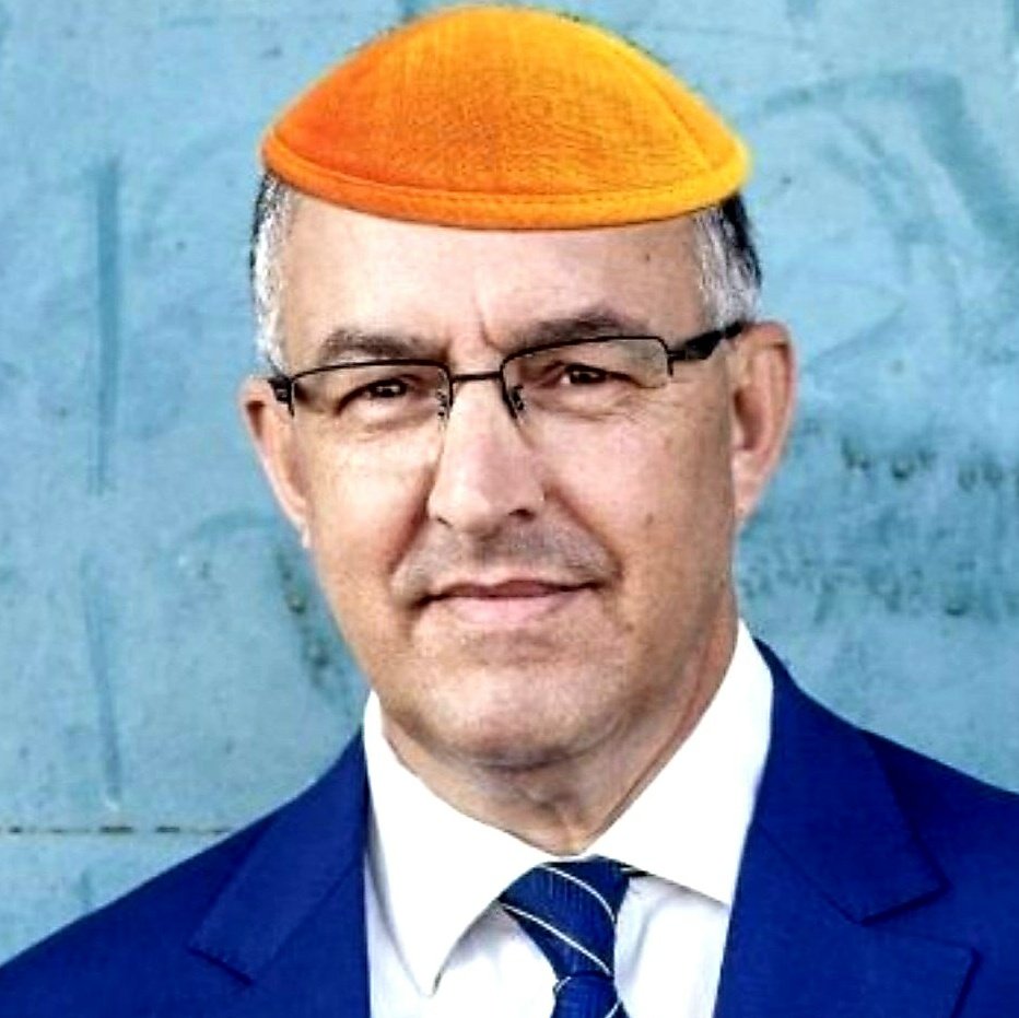 Helaas, geen enkele burgemeester heeft het aangedurfd om op Koningsdag een oranje keppeltje te dragen. Heel laf! Maar met Photoshop lukt het wel.
#Koningsdag #Oranjeboven #oranjekeppeltje @HuubWStapel