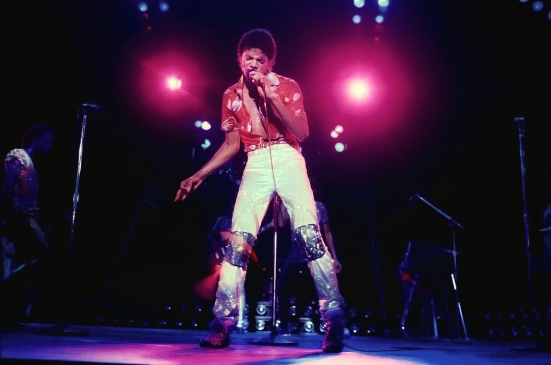 📸  |  @MichaelJackson  e @TheJacksons no palco, apresentando 'Off The Wall' durante o terceiro concerto da Triumph Tour no The Forum em Los Angeles. Esta foto foi tirada no penúltimo concerto da turnê: