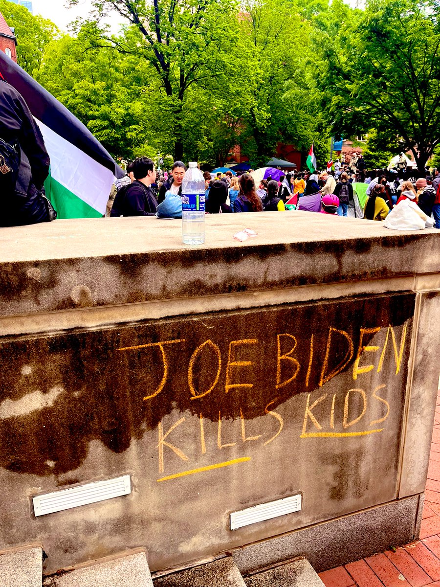 “Joe Biden asesina a niños”. Campamento de protesta por Palestina de la universidad George Washington, DC.