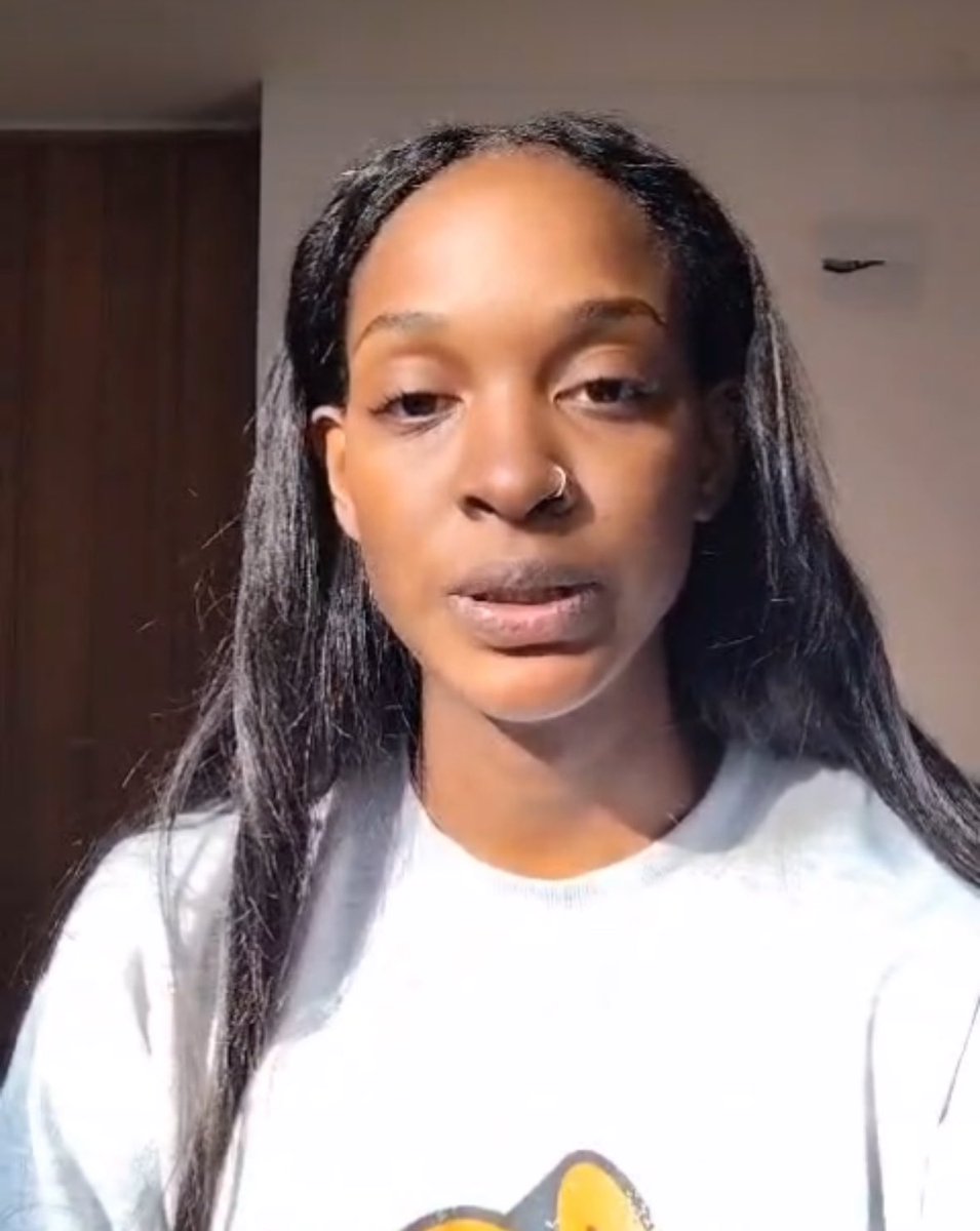 Compartimos esta denuncia pública de Mileidy Zapata, mujer migrante de nacionalidad dominicana, quien sufrió violencia física y racismo, junto a su familia, por parte de la PDI en el Aeropuerto de Santiago, cuando se disponía a viajar a su país de origen youtu.be/cHKllWK0-WU?si…