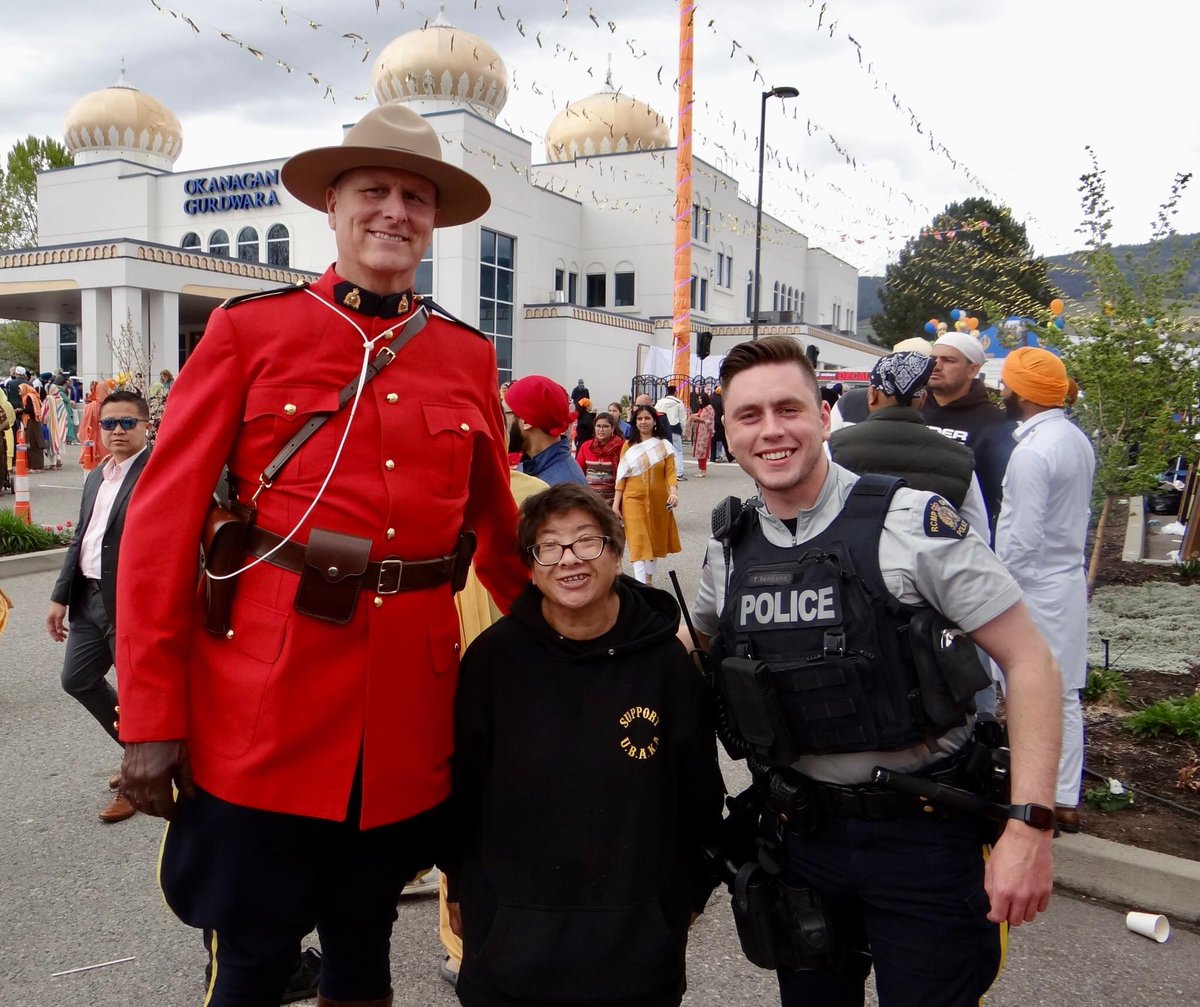@610Mike @BCRCMP @cityofkelowna @KelownaRCMP You made our friend Cathy very happy by posing for photo with her. Thank you.