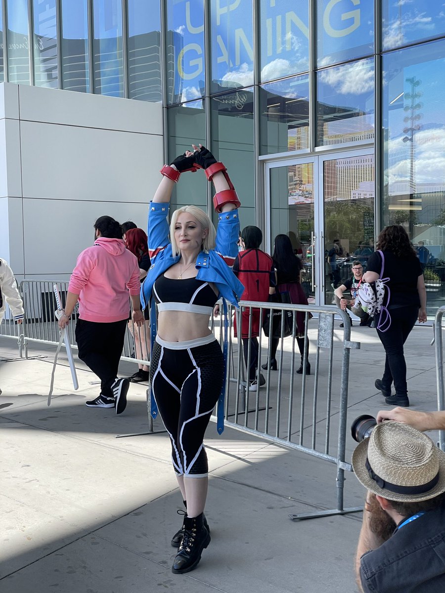 Today was so lovely! Thank you to everyone who stopped by the booth, and for all the shoots and interviews ✨ Off to Sick New World For a few hours then the @SONICBOOMB0X after party tonight 💙💙💙