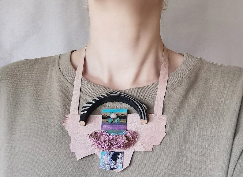 Statement bib necklace Clcrafted from real leather and mixed media, it's a unique neckpiece that adds an eclectic touch to any outfit. Whether for an event or as a funky gift for a friend, this piece is sure to turn heads.
etsy.com/listing/509121…