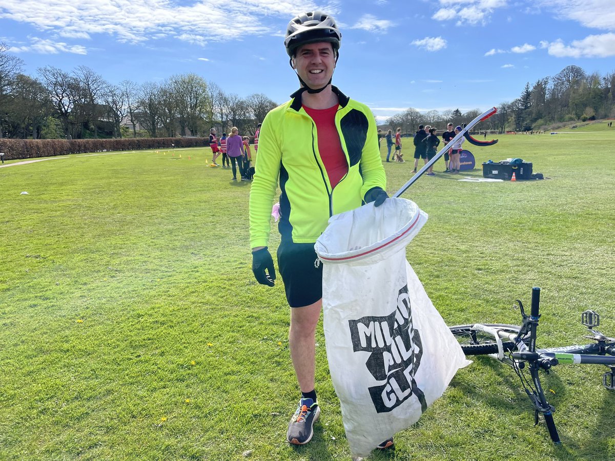 A HUGE thanks to the 19 volunteers who cleared  29.83 kgs of #litter from Mineralwell Park #stonehaven this morning.🌟 

182 plastic bottles
24 food containers
8 vapes
73 cans
12 glass beer bottles 
A collab by @pawsonplastic @PFStonehaven & @Stoneyparkrun #springcleanscotland