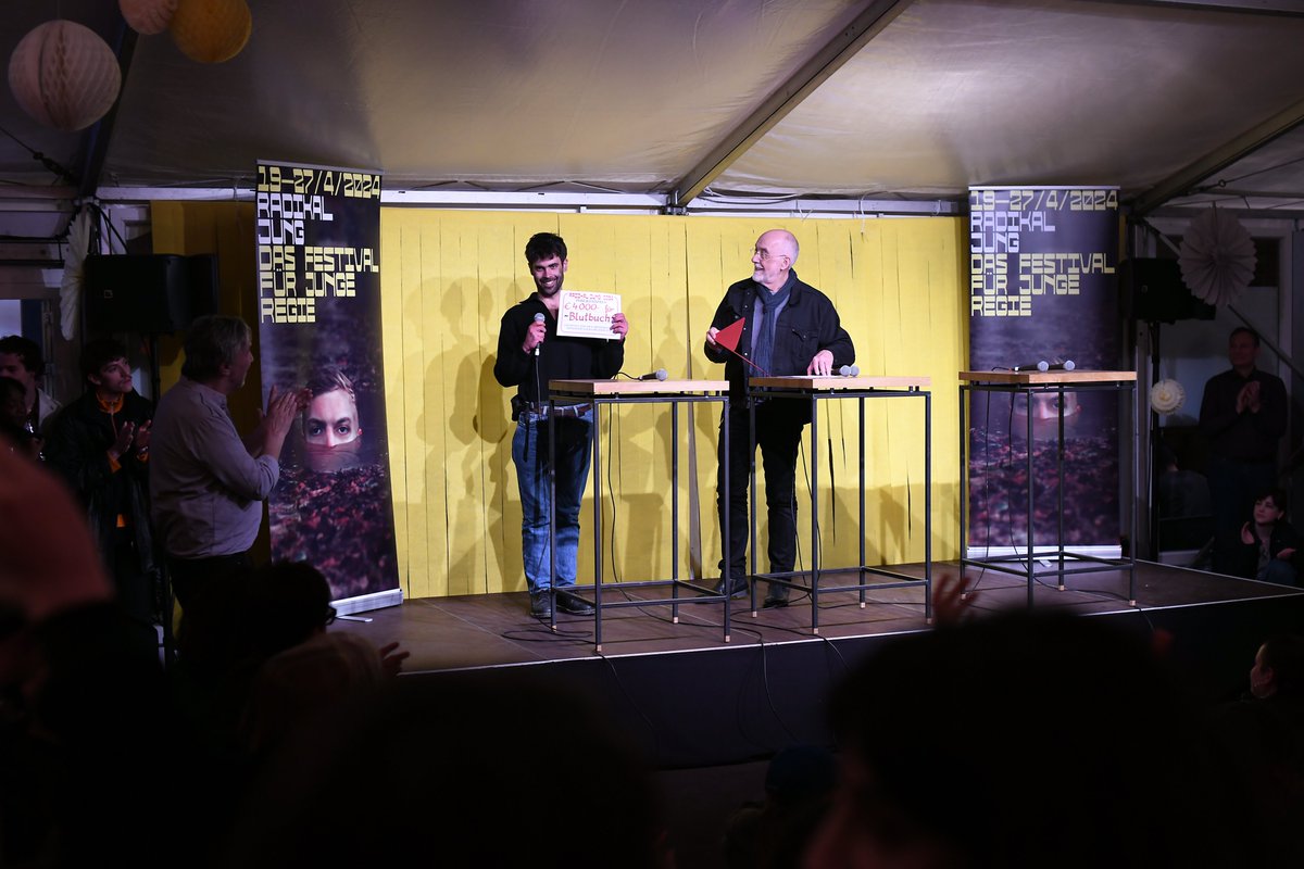 Das war #Radikaljung 2024. "Blutbuch" in der Regie von Jan Friedrich gewinnt den Publikumspreis. Der Masterclass-Preis geht an Hendrik Quast und Carolina Bianchi. Radikal text verleiht einen Preis an "Das große Heft". 💛

📷  (c) Gabriela Neeb