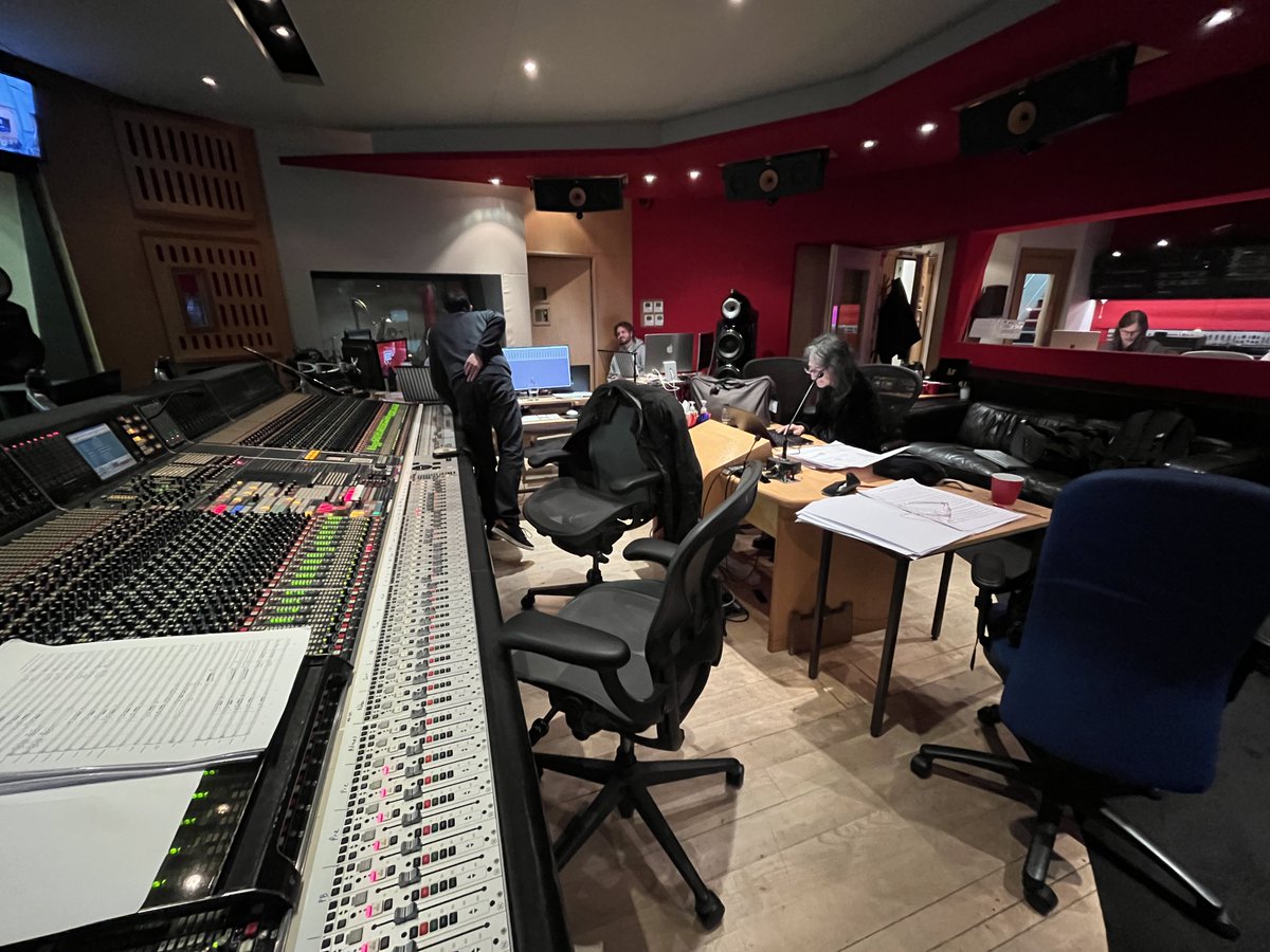 NEVE 88R (72ch) 卓が横たわる
まだこんなスタジオがロンドンは多いが
The control room with NEVE 88R (72ch) desk
Still quite a few studios like this in London

全チャンネル毎日稼働は世界でアビーロードとエアだけ
Only AbbeyRoad and Air st. in the world where all channels work everyday