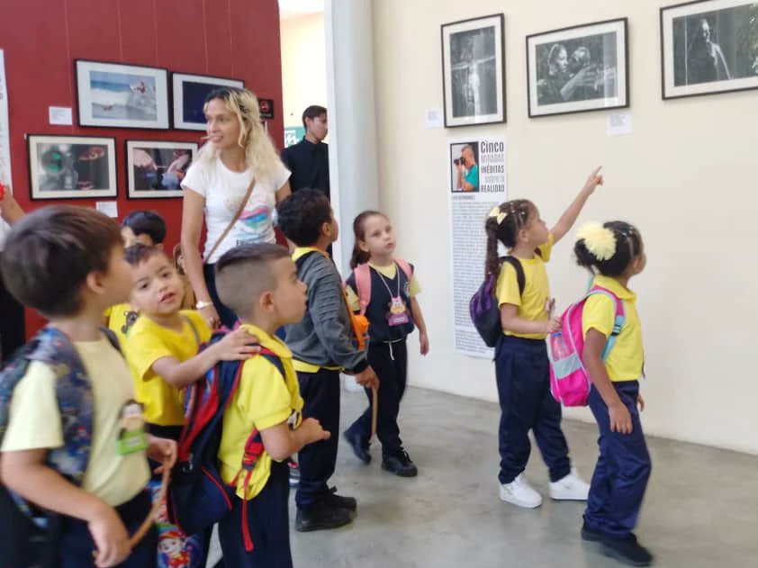 Este #24Abr, más de 100 personas, entre niños, adolescentes, docentes, padres y representantes de la UEE 'Monseñor Rafael Arias Blanco' (Santa Eulalia)  visitaron la exposición 𝗖𝗶𝗻𝗰𝗼 𝗠𝗶𝗿𝗮𝗱𝗮𝘀 𝗶𝗻𝗲́𝗱𝗶𝘁𝗮𝘀.

#EncuentroPazYDiálogo