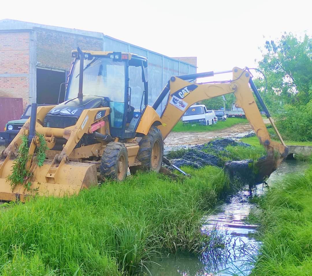 MuniPilarPy's tweet photo. 👉 Limpiamos los canales de desagüe con el equipo de la Muni y maquinarias gestionadas por la institución, hoy llegamos al barrio #VillaParque 🚧🚜 Solicitamos a los vecinos no taponar los canales con arena o escombros ya que esto evita el buen funcionamiento de los mismos 💪 https://t.co/BMv05gGwvB