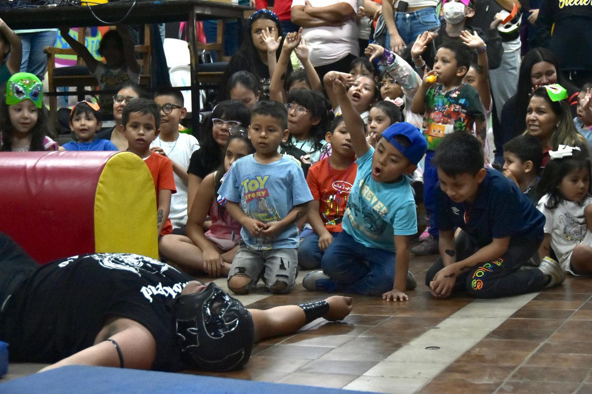 La @FaroIndiosVerde organizó este fin de semana el “Festival para chavitas y chavitos” con temática de lucha libre, donde los pequeños usuarios disfrutaron de una kermés comunitaria, talleres para crear sus máscaras y dijes, sellos corporales y un espectáculo de luchadores…