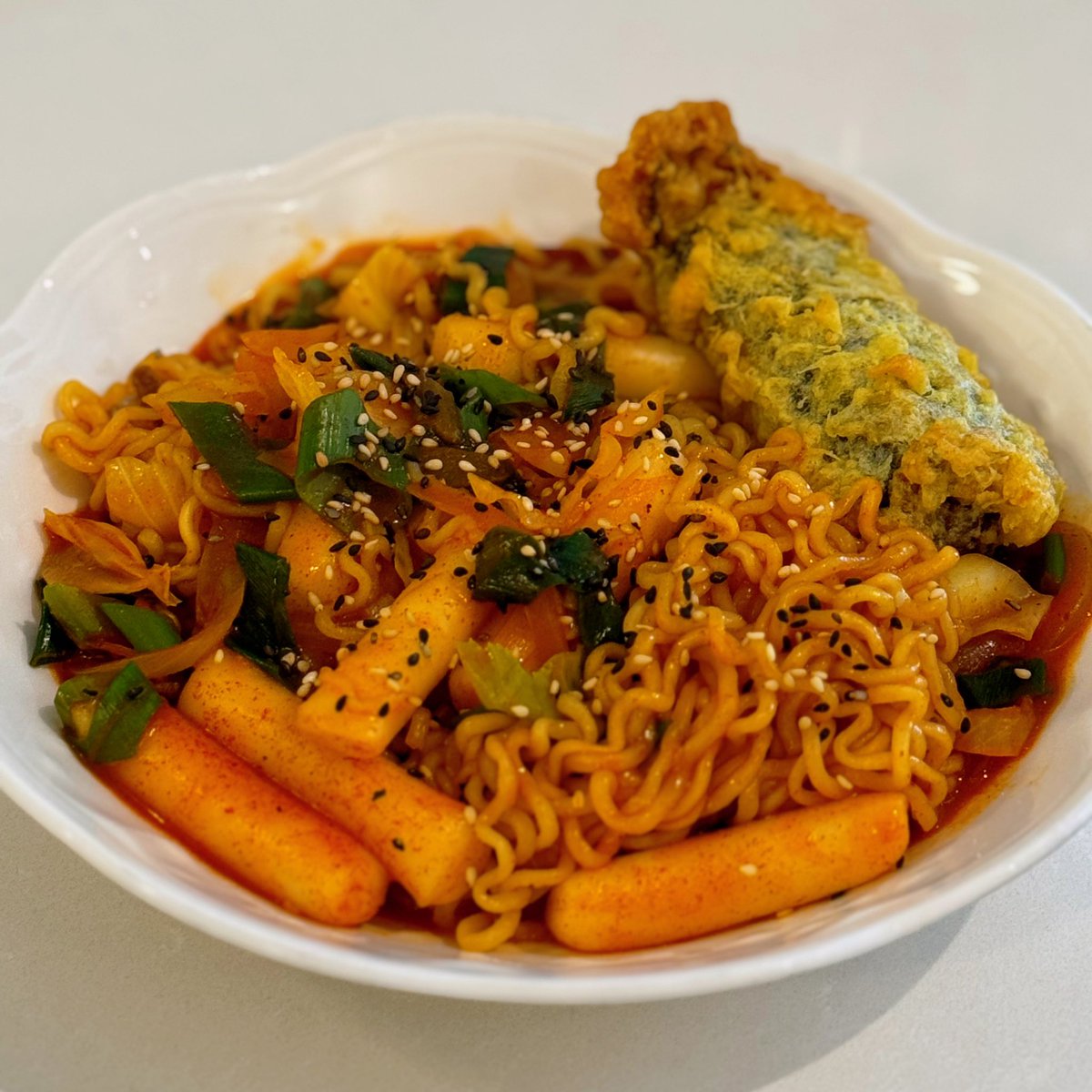 Today’s lunch: Vegan Rabokki (ramyeon + tteokbokki) with Gimari (deep fried seaweed roll) ❤️‍🔥❤️‍🔥❤️‍🔥 This took me back to my childhood 🥹🥰
#veganfood #koreanfood