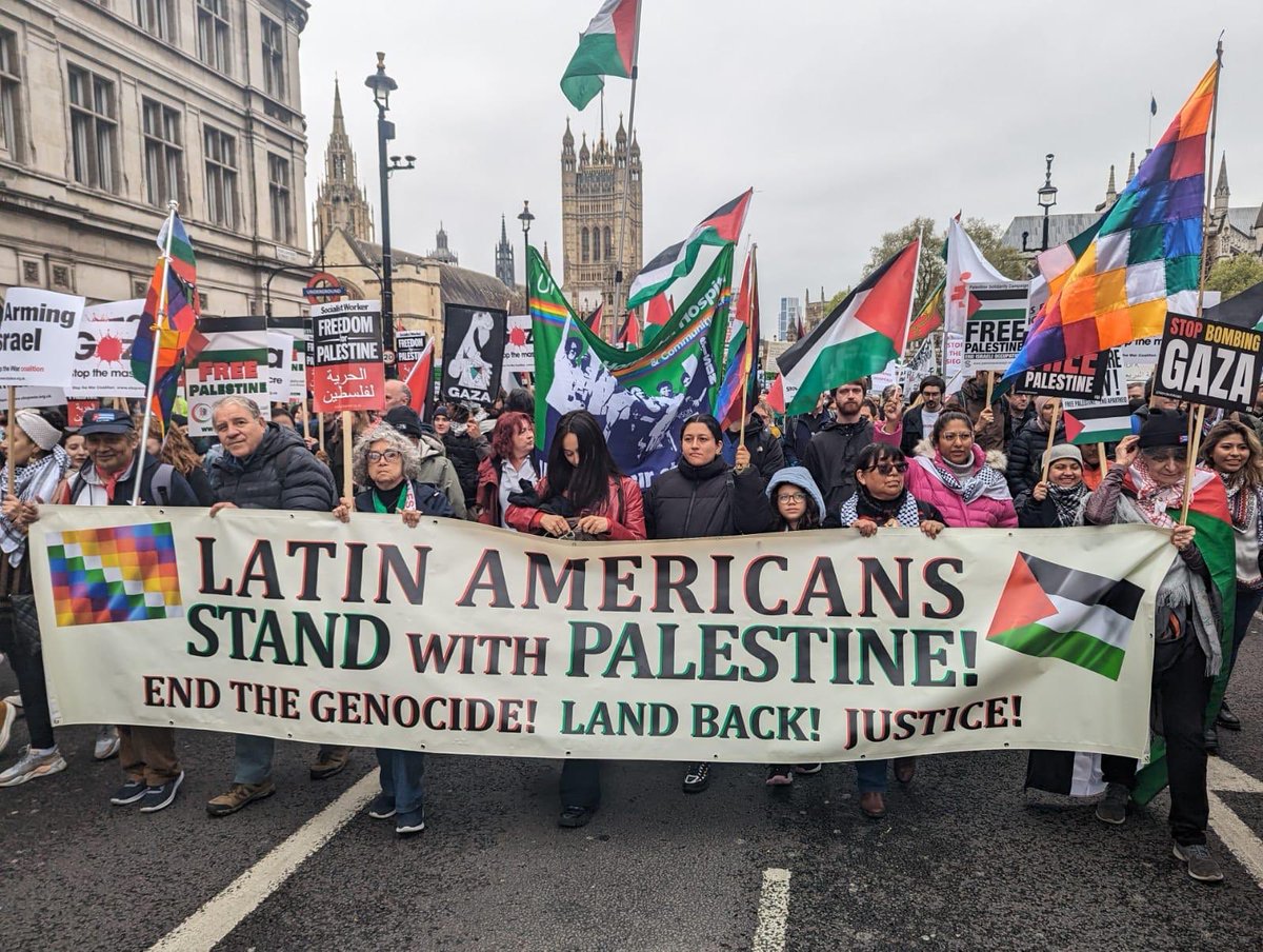 #InternationalSolidarity against all colonialism! In London, Saturday 27 April 2024, Latin Americans, united have marched again to demand the western world to #StopArmingIsrael #CeasefireNow #EndtheGenocide #FreePalestine!