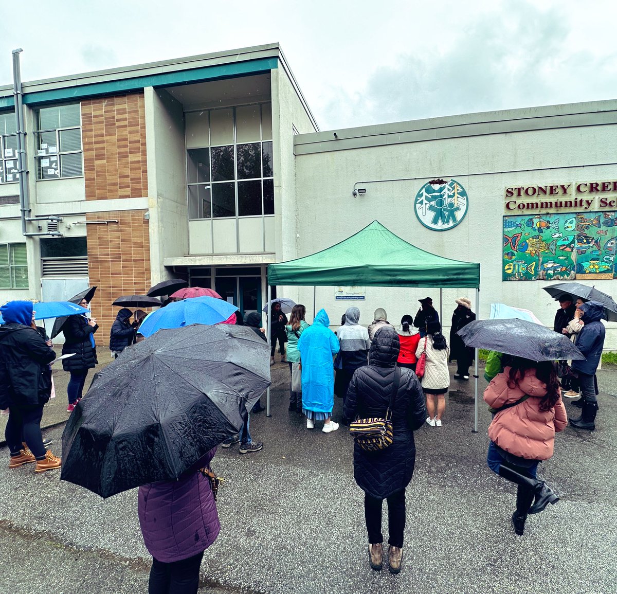 Despite the rain, many local families joined the 'Poetry in Motion: A Multilingual Walk' in Stoney Creek, sharing diverse languages and poems, with a Traditional Welcome by Indigenous Elders! Thanks to @Fraserhealth, @burnabypl @connectfestbby for bringing us together! 📚🌿