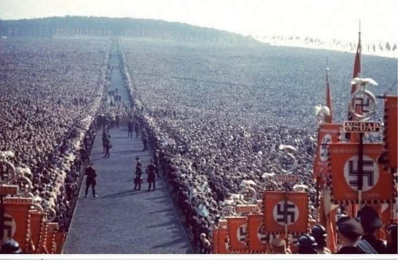 1937 Adolf Hitler mitingi...
İnsanlık tarihinde hiçbir miting bu kadar çok insanı bir araya getirmedi.
Tüm bu insanlar sekiz yıl sonra, 1945'te, Hitler'in fikirlerini -hiçbir zaman- desteklemediklerini söylediler.
Fotoğraf: Nürnberg'deki Zeppelinfeld'de Nazi partisi miting alanı.