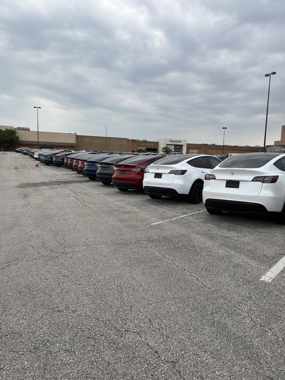 Tesla is nearing its end. More than 400 Teslas including 58 Cybertrucks sitting unattended in an abandoned mall parking lot in suburban St. Louis.

What’s going on @elonmusk ?