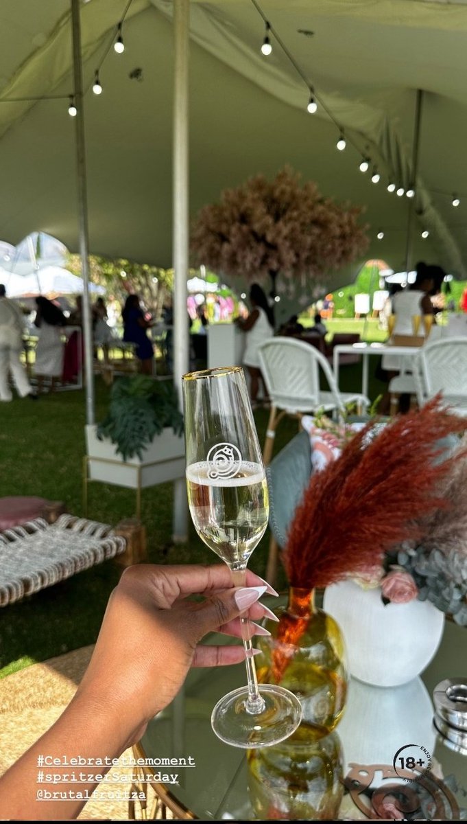 CassumM's tweet image. She looked sooo peng at this event....i have lost count on the paid partnership she has gotten post show. Only This year 3 big brands from Nedbank to Huawei to this nd  more to come 🤌🏾🤌🏾

#IpelengRSelepe 
#SpritzerSaturdayBrunch 
#Spritze