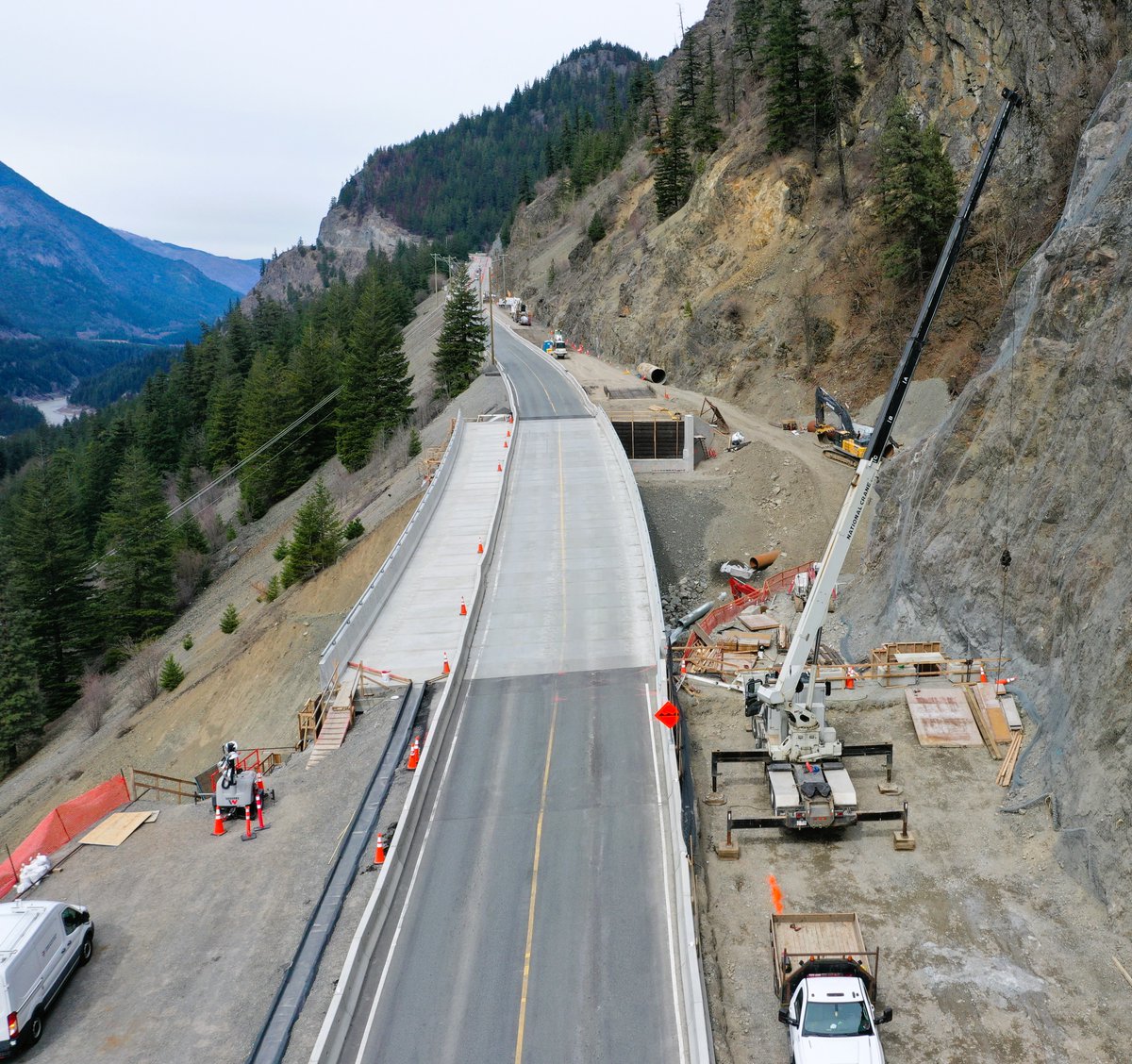 ⭐ #BCHwy1 (FRASER-THOMPSON CANYON) ⛔ 24-HR CLOSURE -- MON, APRIL 29 at 7 am until TUES, APRIL 30 at 7 am at Falls Creek (#JackassMountain) between #Boothroyd and #Siska. New permanent bridge to be lifted and slid into place. More closure details: bit.ly/3Ud0hkc