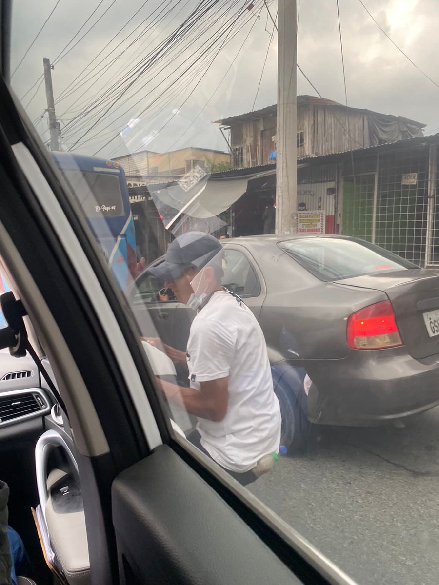 #DenunciaCiudadana Atentos con este delincuente!! Roba los retrovisores de los vehículos mientras esperan el cambio del semáforo en el túnel de retorno al mall del fortín. Su especialidad son las mujeres porque sabe que no se van a bajar a seguirlo. Quiero ver esos 3 Doritos…