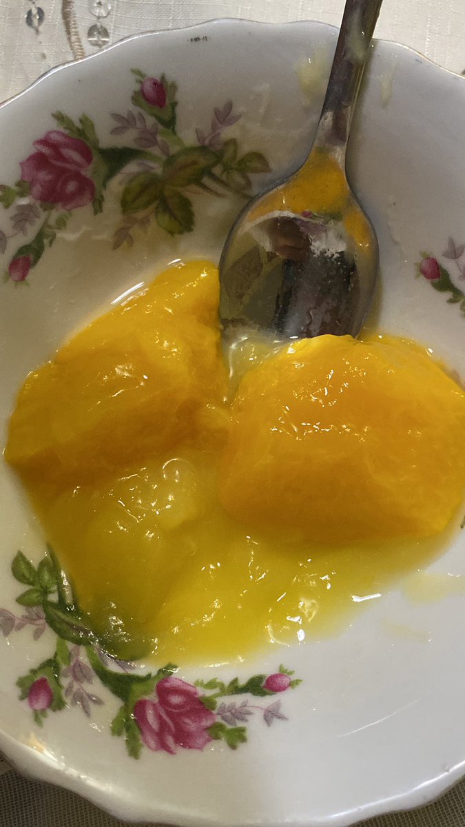 Vine a visitar a mi abuela y me dio compota de mango casera con durazno por el día del niño, soy feliz❤️‍🩹