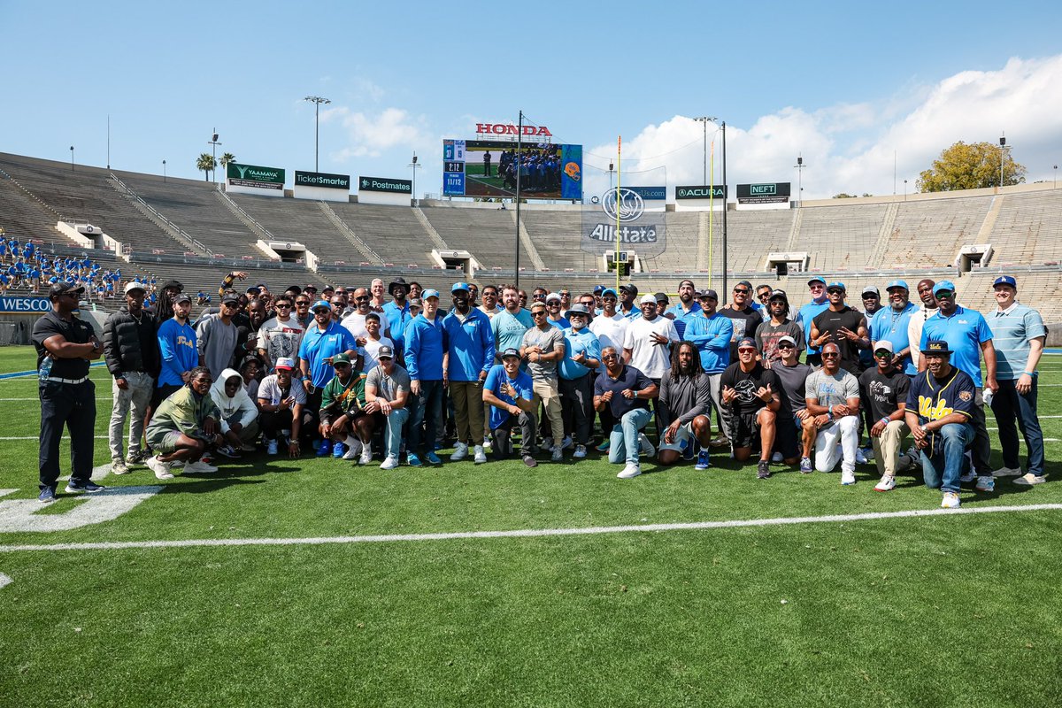 So great to have our football alumni back @RoseBowlStadium! 💙🏈💛