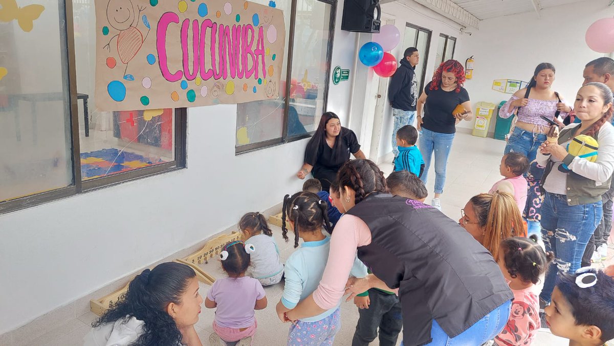 ¡Bailando y jugando! 💃🎈 La comunidad del jardín infantil #Tunjuelito celebró el #DíaDeLaNiñez con bailes populares y juegos tradicionales. #EnBogotaYoJuego 🌟