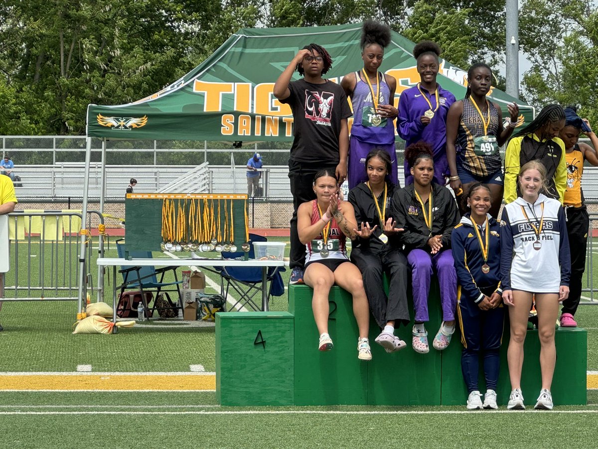 CONGRATS to the Girls 4x200 team for placing 1st at the Brother Borgia Cooper Invitational!! 
<a href="/MaleBulldogs/">MALE HS Athletics</a> <a href="/coachbeaumo/">coachbo</a>