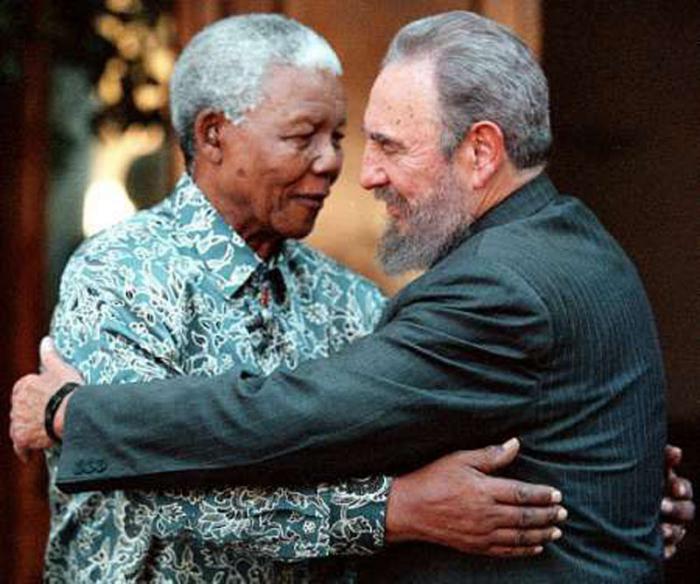 El significado de un abrazo. #FidelPorSiempre #MandelaVive