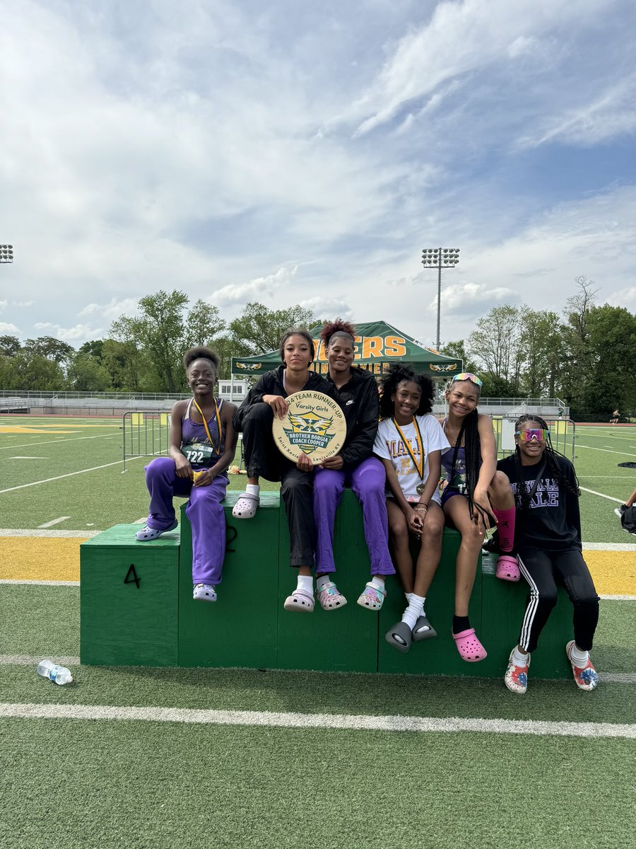 Male placed 2nd in the Brother Borgia Coach Cooper Invitational! St X hosted 29 girls teams! Go Dawgs❗️
<a href="/MaleBulldogs/">MALE HS Athletics</a> <a href="/coachbeaumo/">coachbo</a>
