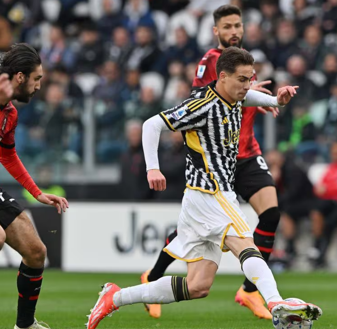 GMNY_GsWEAAiI3k?format=png&name=small