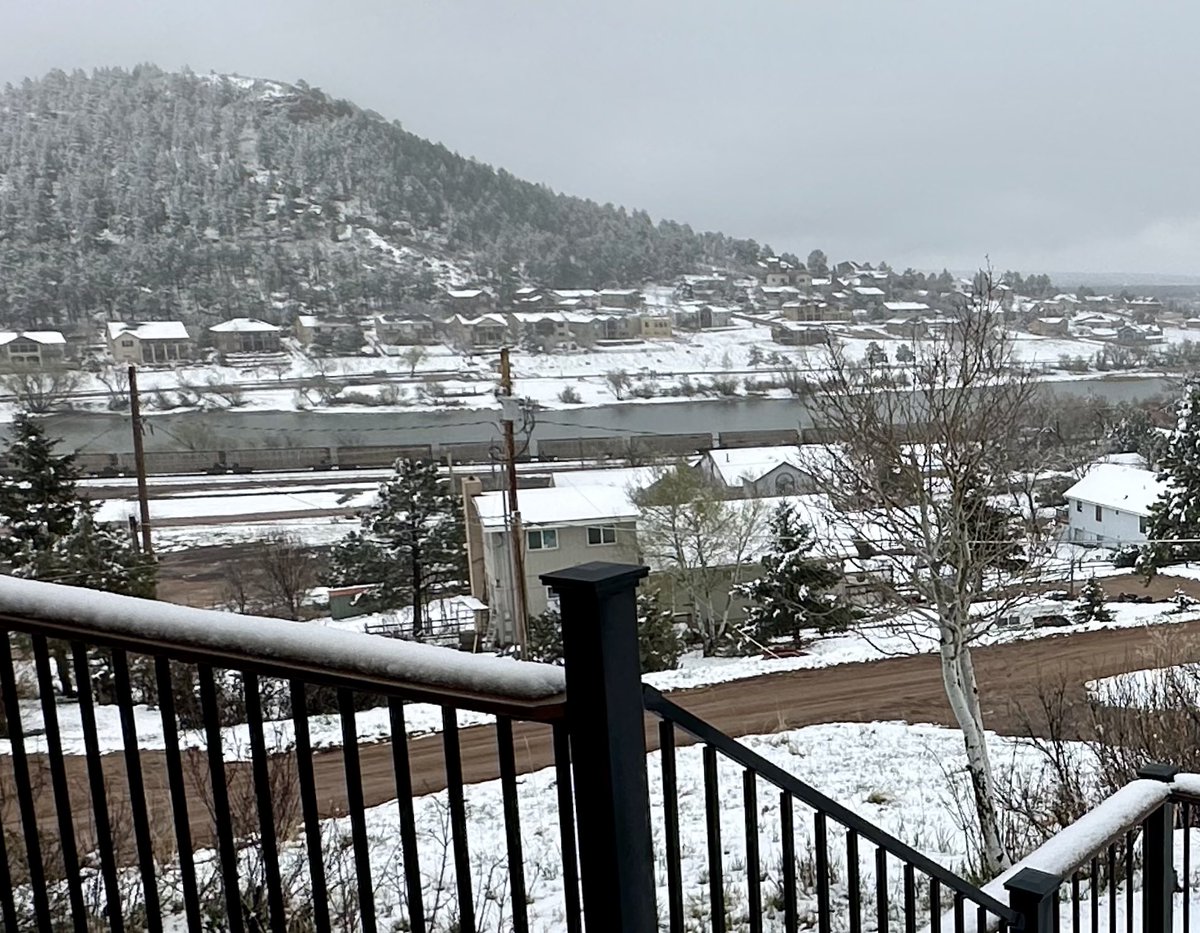 #PalmerLake report: Temps remained above freezing so most of the snow turned to slush and melted. Weather station recorded 0.52” of moisture. Cleared up a bit around 4pm but now fog is developing. Temp is now going down, 34F at 5:30pm. #cowx @LukeVictorWx @BrianBledsoe