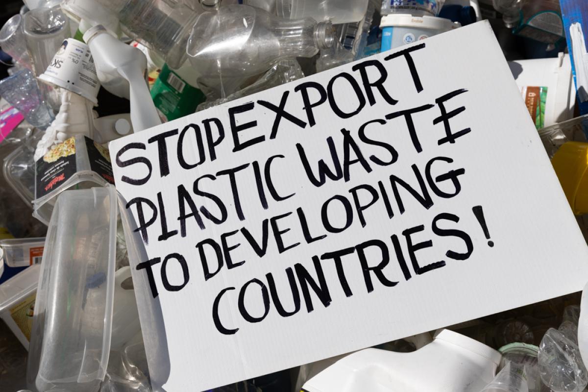 Plastic waste knows no borders, but our responsibility does! 🚫We need to break the cycle of #PlasticPollution and #StopExporting it to developing countries. ♻️ Now is the time for global action and sustainable solutions. #SaveOurPlanet #NoMorePlastic #PlasticsTreaty