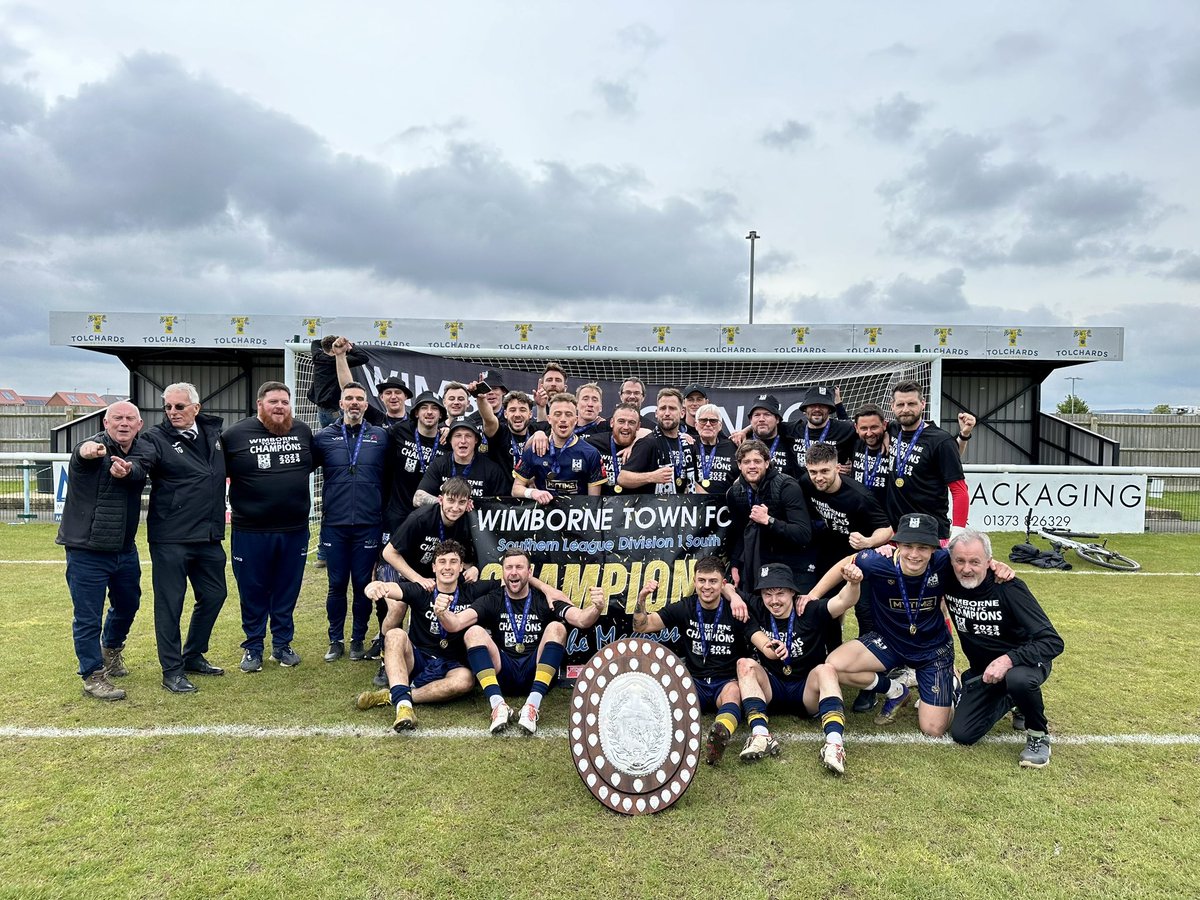 ⚽️REVIEW | The latest from Division One South 👑 @WimborneTownFC crowned Champions 👑 @MouseholeAFC in seventh heaven with play-off spot 👑 Away draw sees @ManorFarmFC seal play-off place ✍️ southern-football-league.co.uk/News/135837/PI… #SouthernLeague | 📸Wimborne Town FC